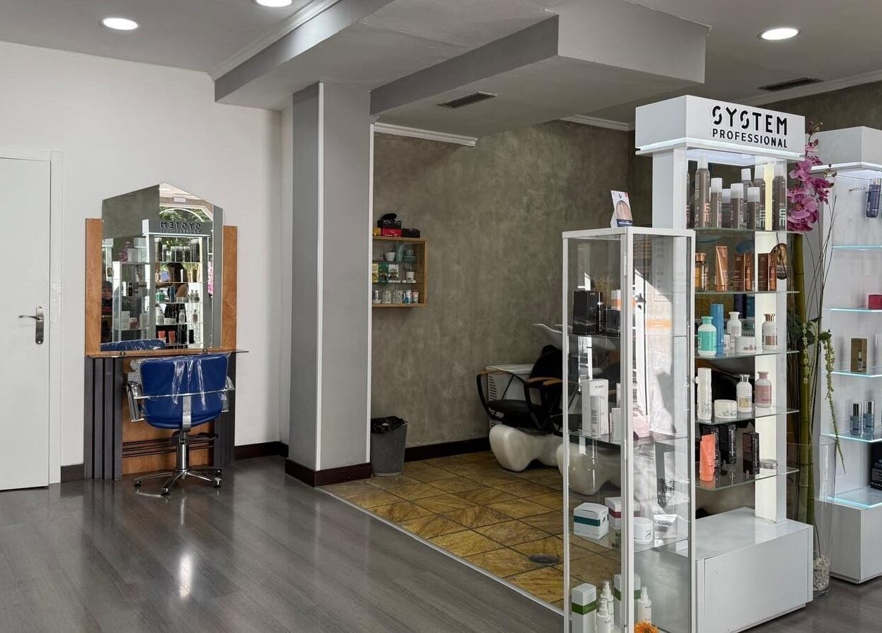 Interior moderno de Karpe Peluquerías - Pozuelo, ubicado en Pozuelo De Alarcón, Comunidad De Madrid, ES.