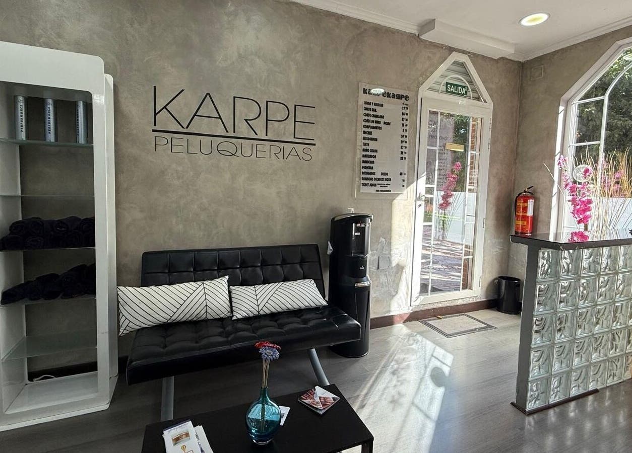Recepción elegante de Karpe Peluquerías - Pozuelo en Pozuelo De Alarcón, Comunidad De Madrid, ES.