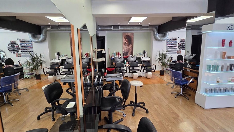 Interior de Karpe Peluquerías - Vaguada en Madrid, Comunidad De Madrid, ES, mostrando sillas y productos.