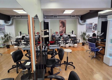 Interior de Karpe Peluquerías - Vaguada en Madrid, Comunidad De Madrid, ES, mostrando sillas y productos.