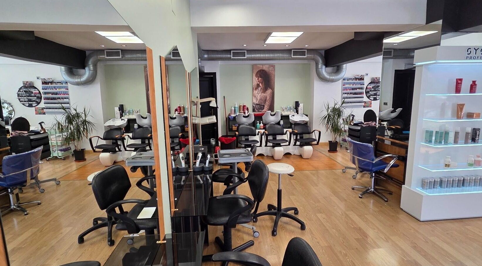 Interior de Karpe Peluquerías - Vaguada en Madrid, Comunidad De Madrid, ES, mostrando sillas y productos.