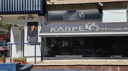 Vista de la fachada de Karpe Peluquerías - Vaguada en Madrid, Comunidad De Madrid, ES.