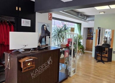 Recepción moderna de Karpe Peluquerías - Vaguada, Madrid, Comunidad De Madrid, ES, con diseño elegante.