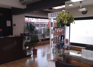Interior moderno y acogedor de Karpe Peluquerías - Vaguada en Madrid, Comunidad De Madrid, ES.