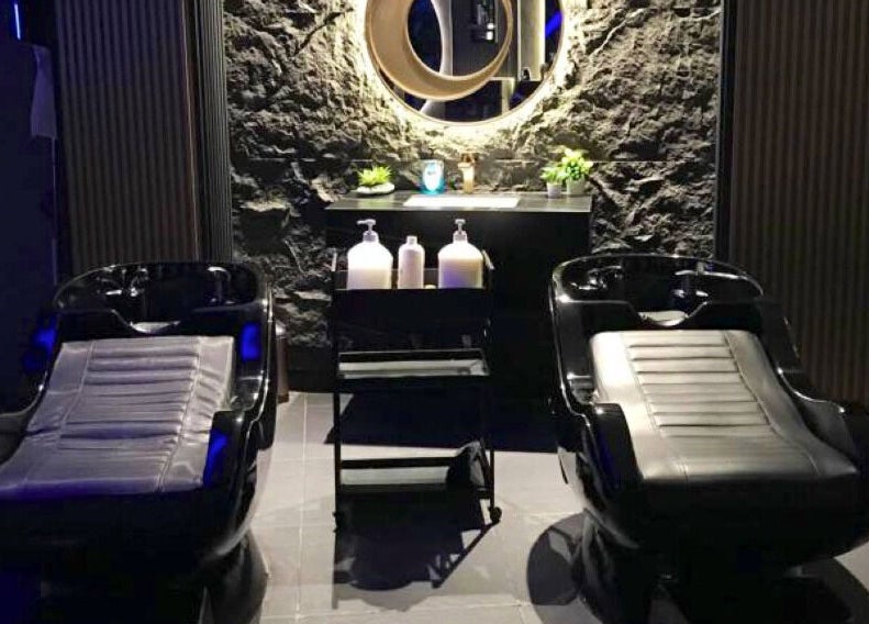 Luxurious shampoo stations at Salon Blue Shadow in عمّان, محافظة العاصمة, JO, with sleek black chairs.