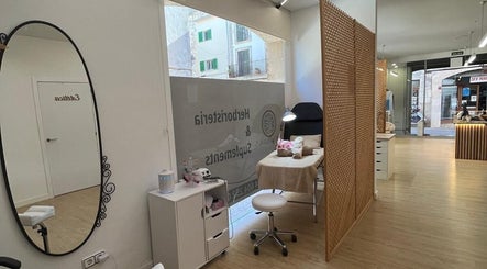 Espacio de tratamiento en Cos Naturalis, Alcúdia, Illes Balears, ES, destacando un ambiente de serenidad.