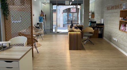 Recepción de Cos Naturalis en Alcúdia, Illes Balears, ES, con diseño moderno y elegante.