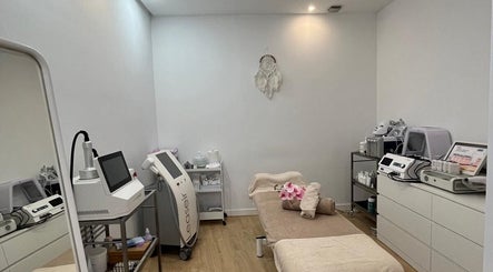 Sala de tratamiento en Cos Naturalis, Alcúdia, Illes Balears, ES con camilla y equipos modernos.