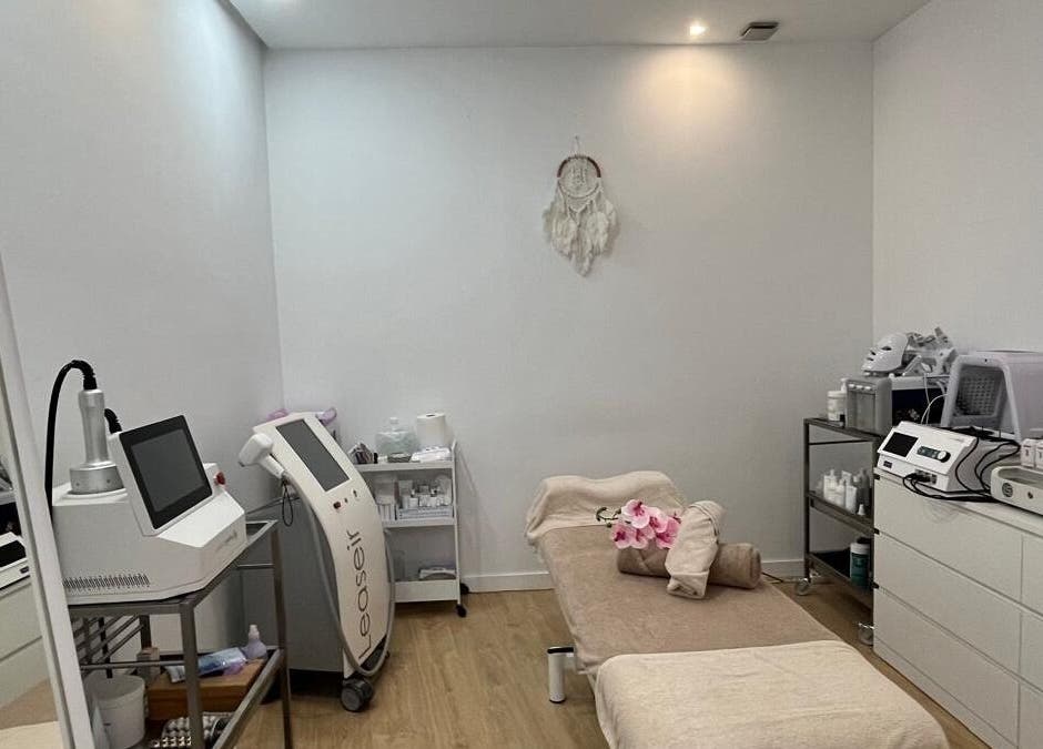 Moderna sala de tratamientos en Cos Naturalis, Alcúdia, Illes Balears, ES, equipada con tecnología avanzada.