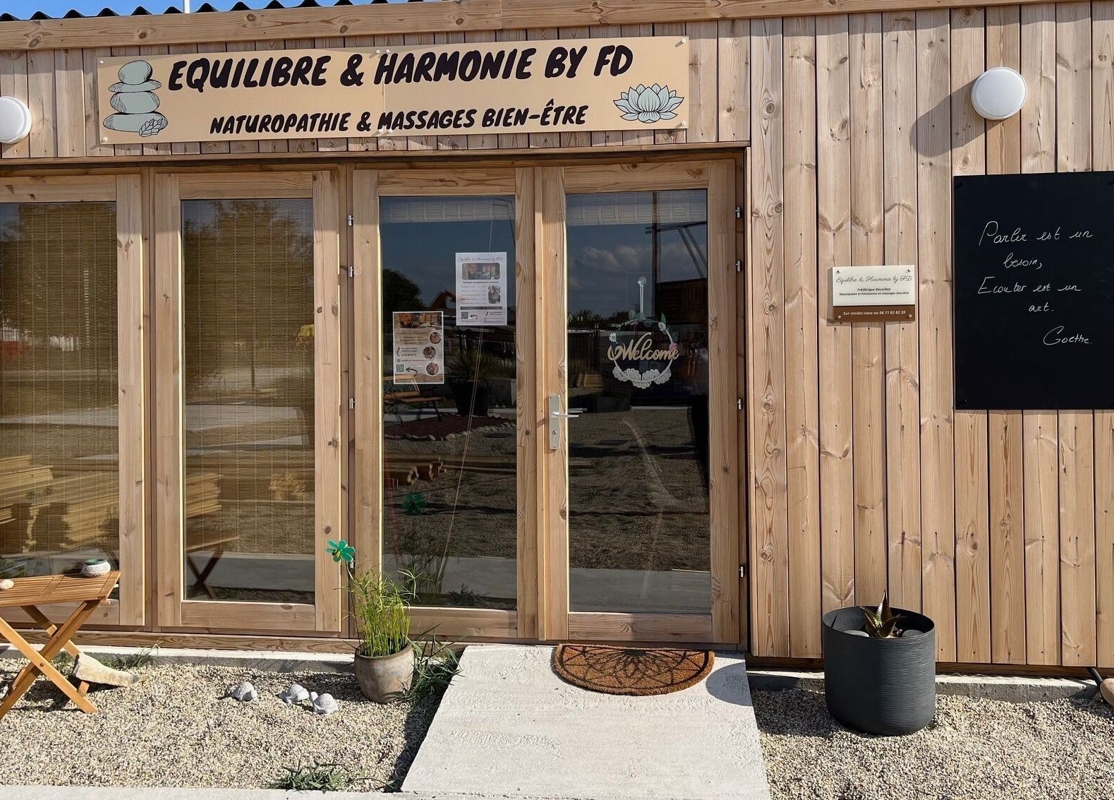 Façade en bois de Equilibre & Harmonie by FD à Pierrelatte, Auvergne-rhône-alpes, FR, avec décoration paisible.