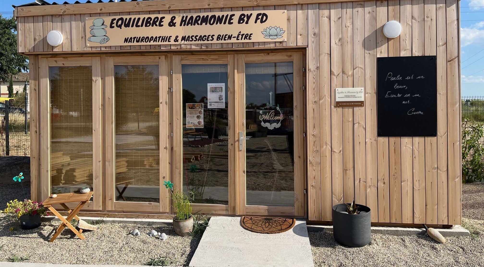 Façade en bois de Equilibre & Harmonie by FD à Pierrelatte, Auvergne-rhône-alpes, FR, avec décoration paisible.