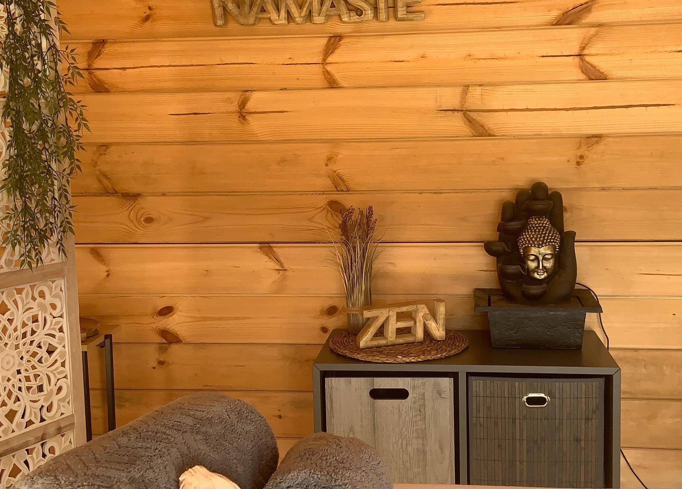 Zone détente au style zen chez Equilibre & Harmonie by FD, Pierrelatte, Auvergne-rhône-alpes, FR.