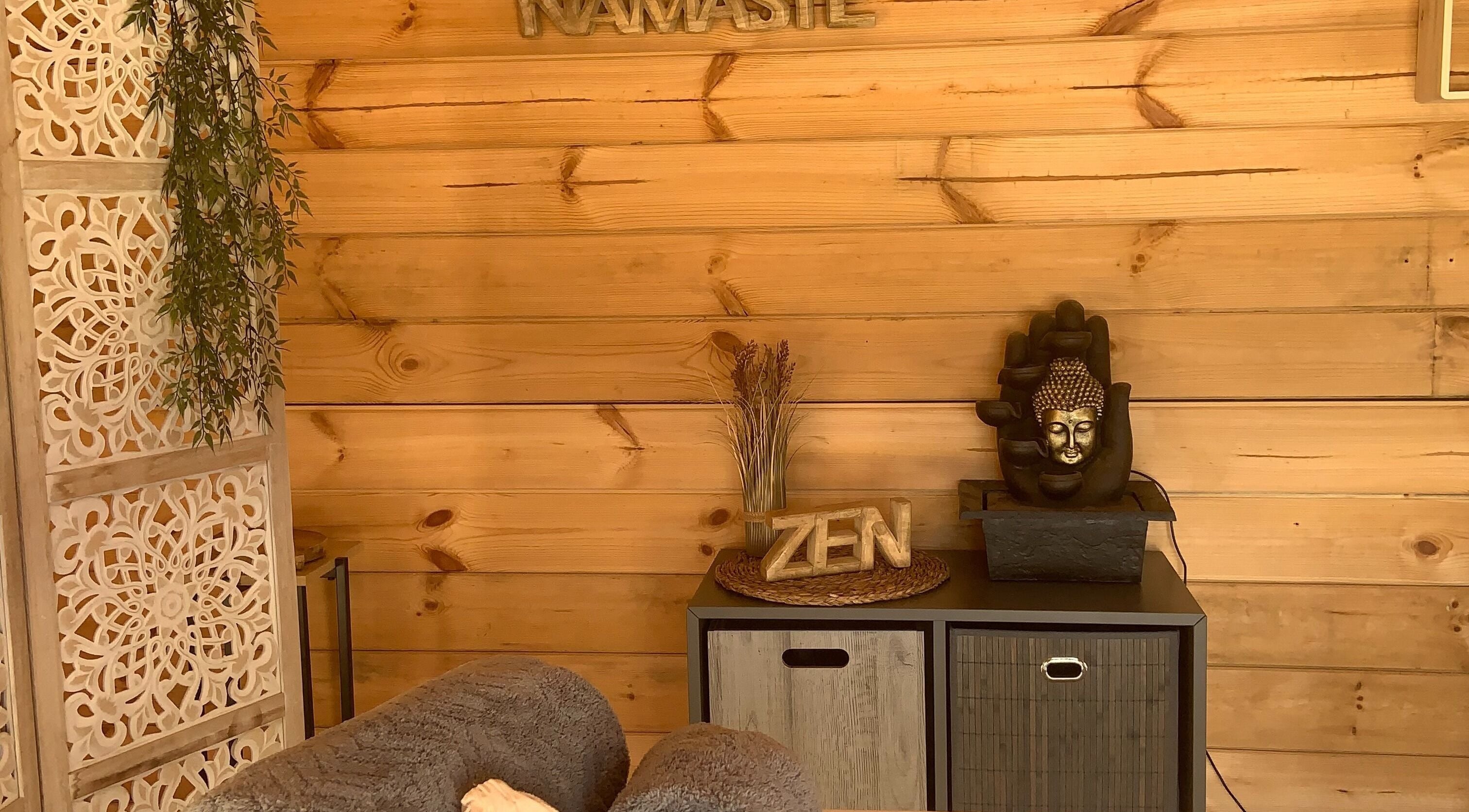 Zone détente au style zen chez Equilibre & Harmonie by FD, Pierrelatte, Auvergne-rhône-alpes, FR.