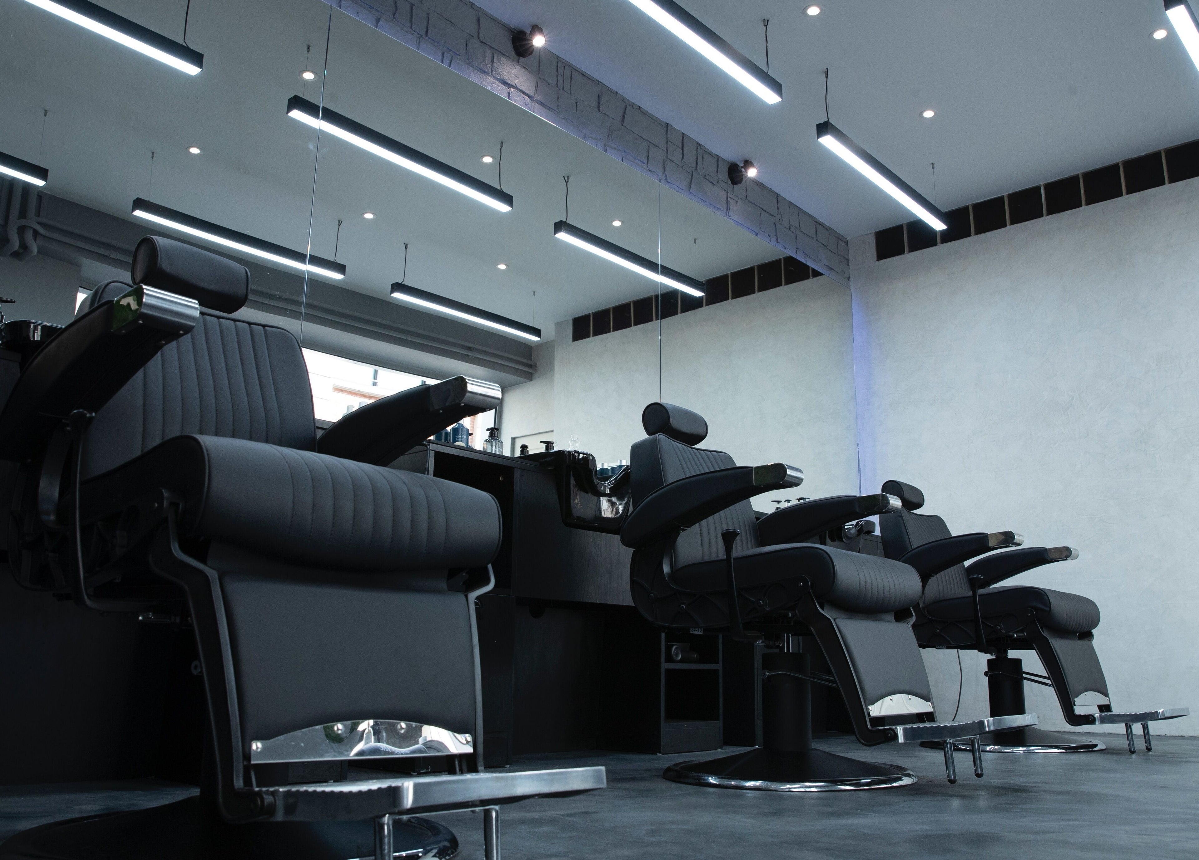 Stylish salon chairs at Yanis - NEAT in Paris, Île-de-france, FR, showcasing modern elegance.