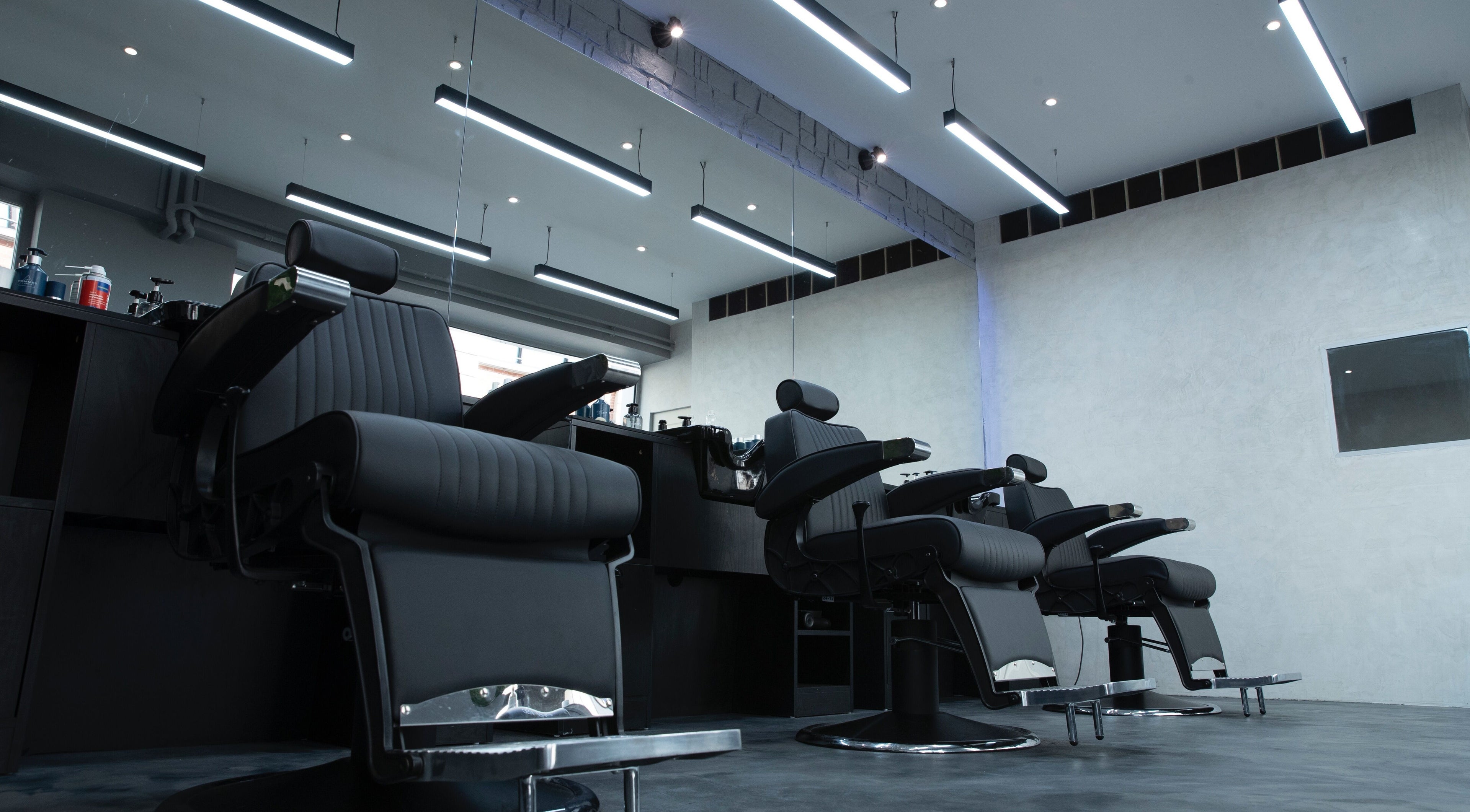 Stylish salon chairs at Yanis - NEAT in Paris, Île-de-france, FR, showcasing modern elegance.