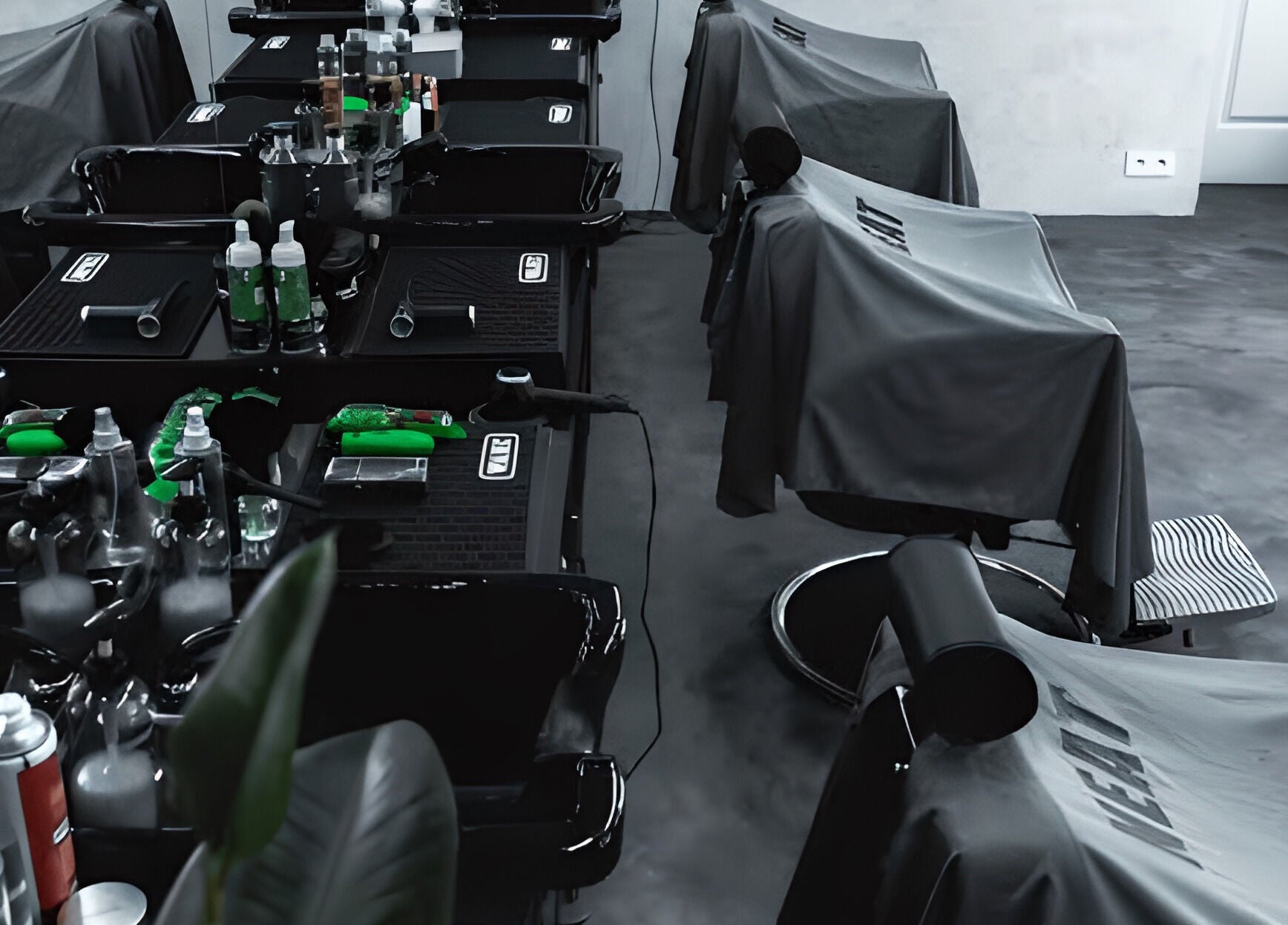 Modern salon stations at Yanis - NEAT in Paris, Île-de-France, FR, showcasing stylish beauty care setup.