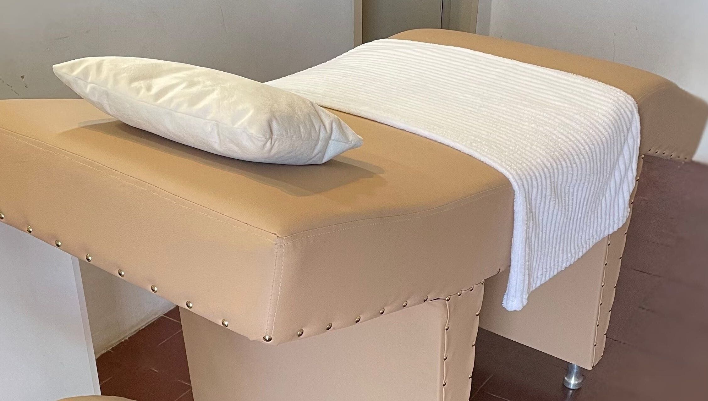 Cama de masaje en romSo, Luque, Central, PY lista para tratamientos de bienestar.