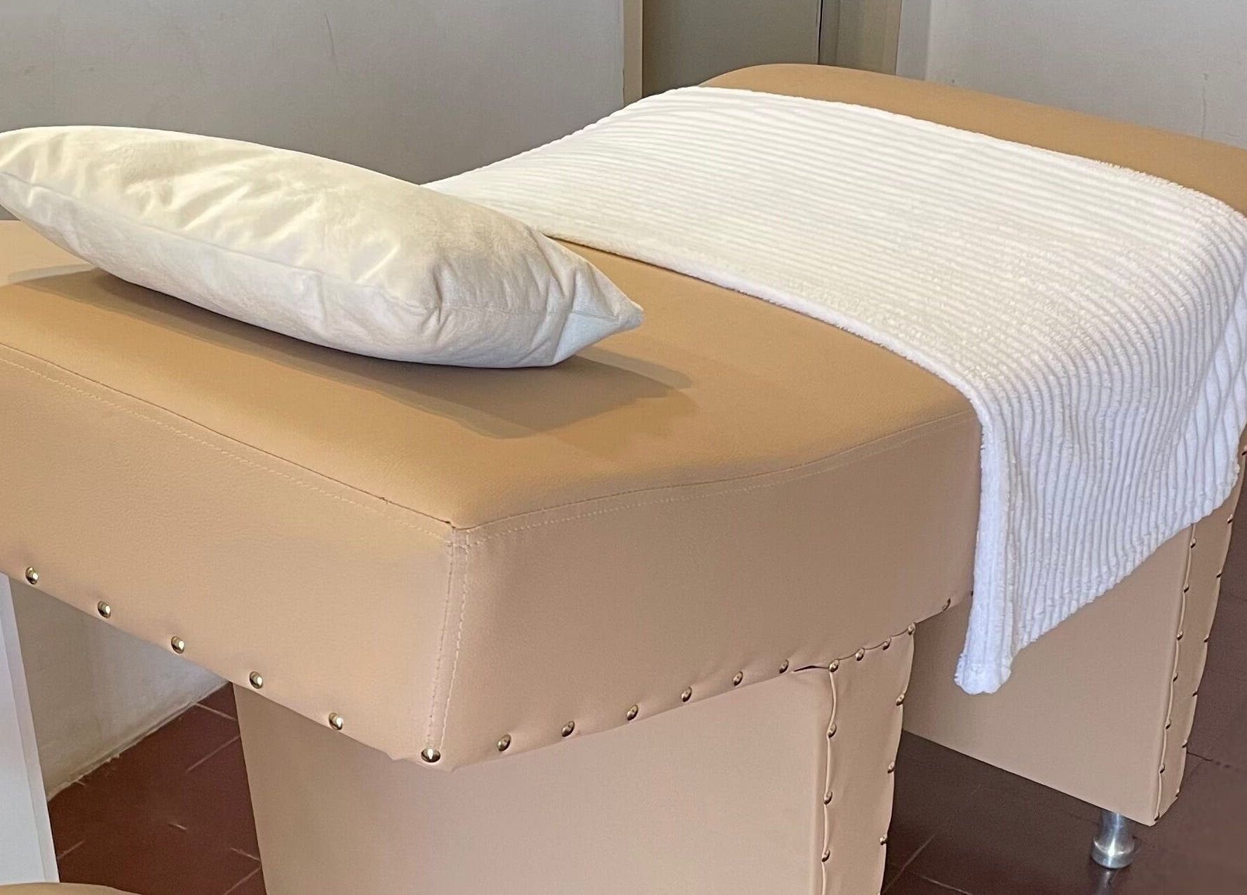 Cama de masaje en romSo, Luque, Central, PY lista para tratamientos de bienestar.