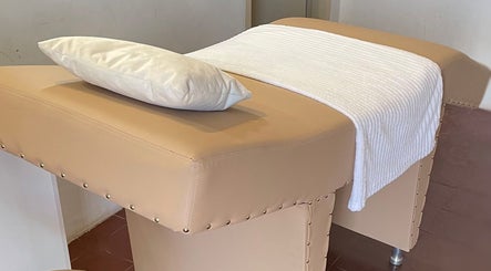 Cama de masaje en romSo, Luque, Central, PY lista para tratamientos de bienestar.