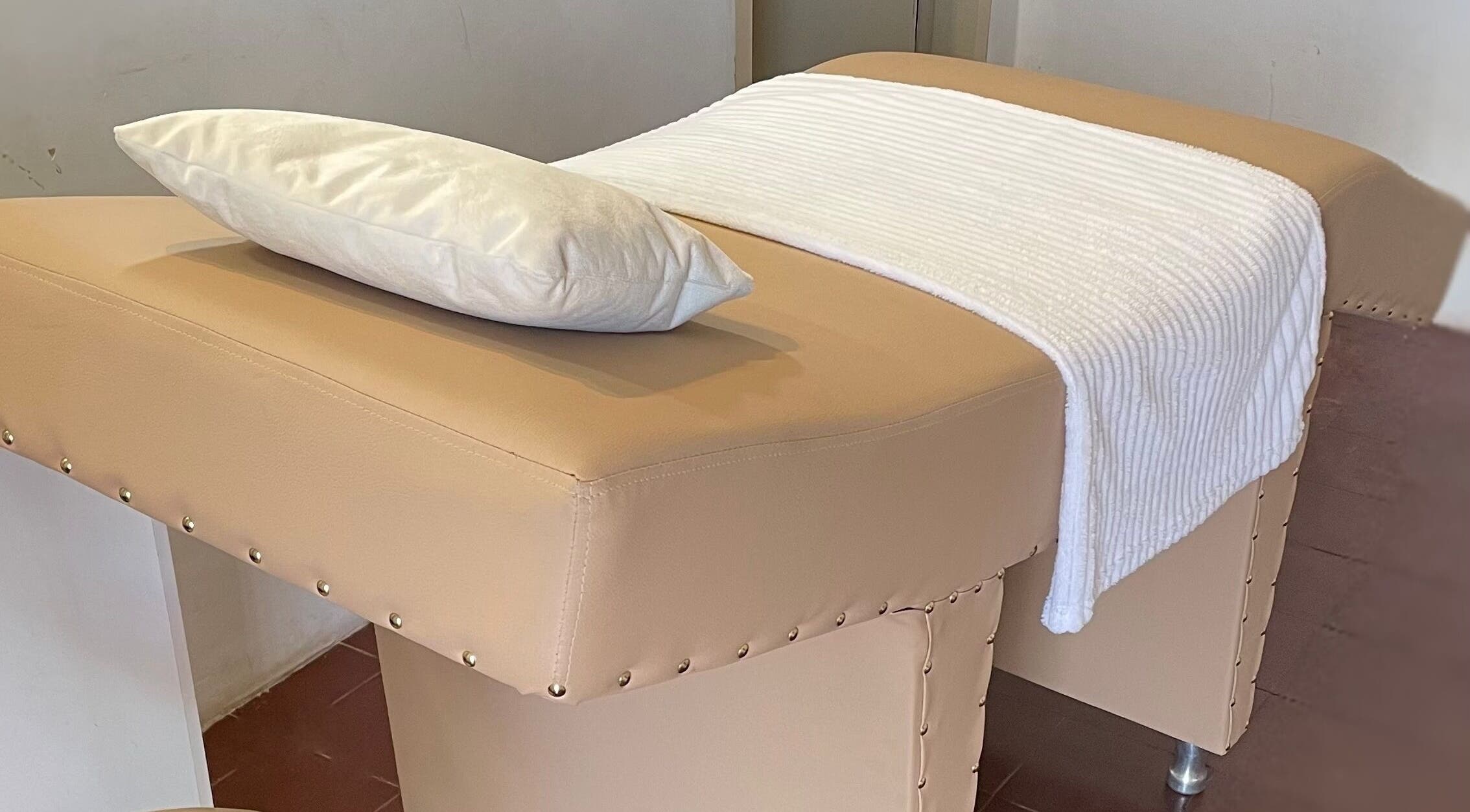 Cama de masaje en romSo, Luque, Central, PY lista para tratamientos de bienestar.