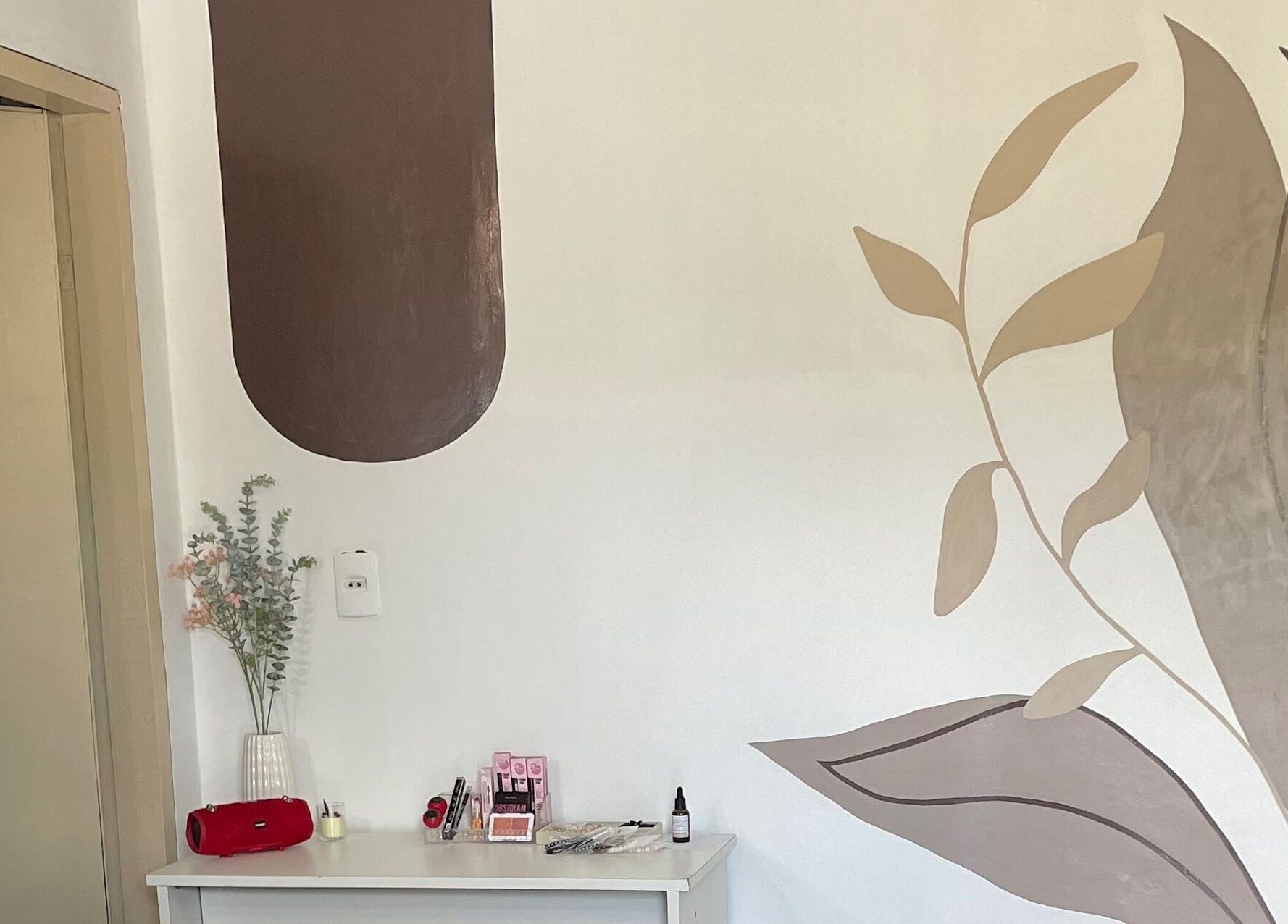 Mural de hojas en sala de romSo, Luque, Central, PY. Ambiente relajante y estético.