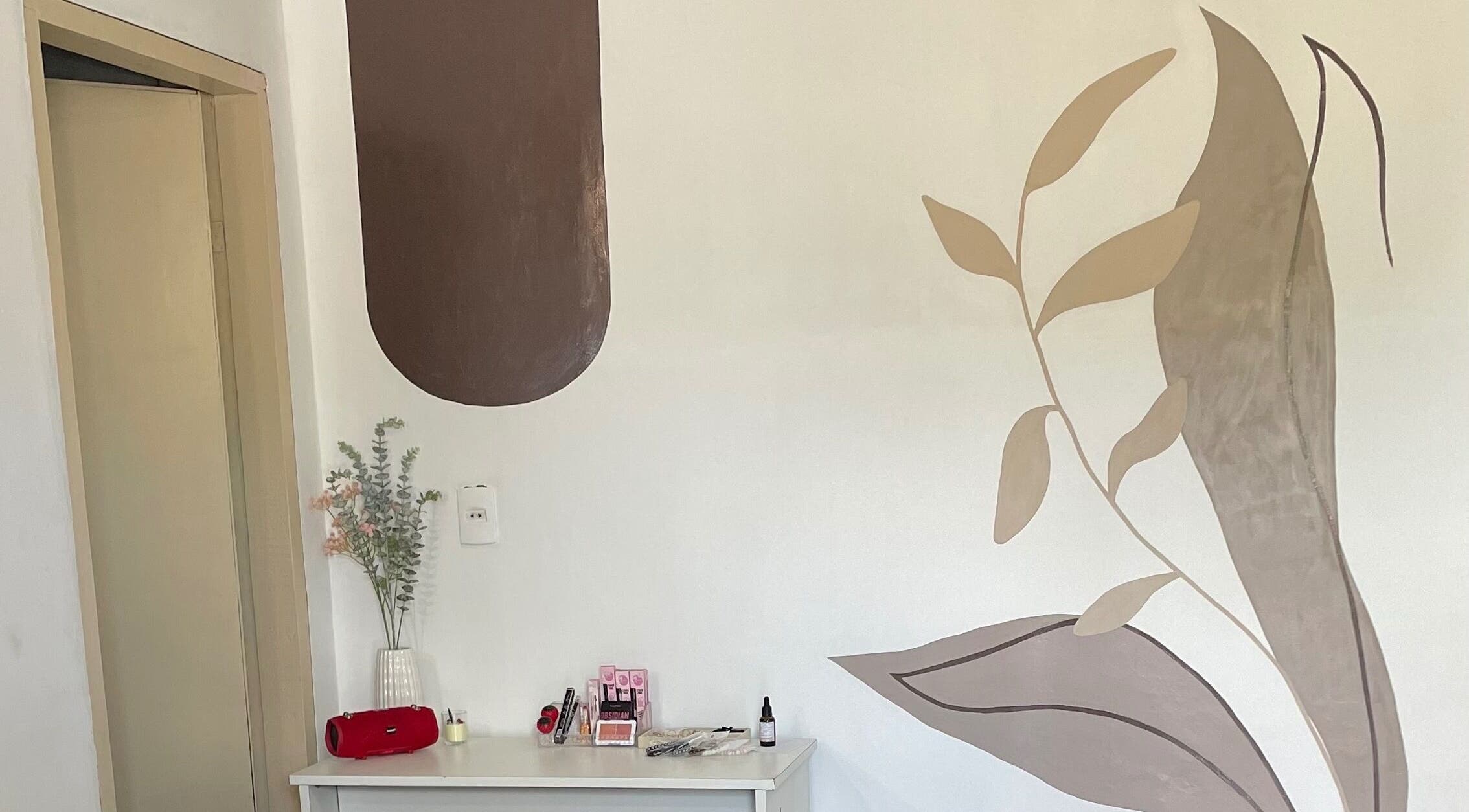 Mural de hojas en sala de romSo, Luque, Central, PY. Ambiente relajante y estético.