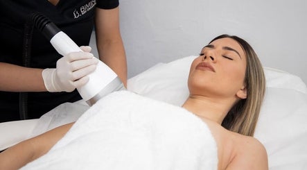 Woman receiving body contouring at Bimini Body Contouring, Melbourne, Victoria, AU.