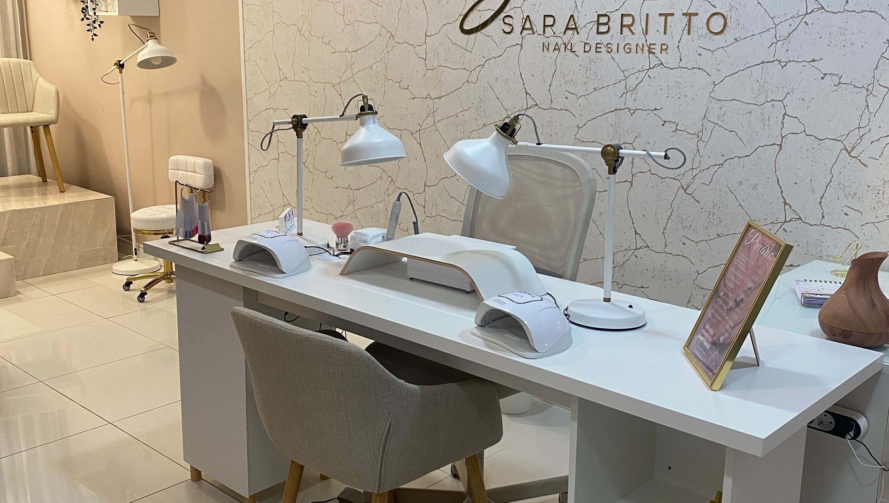 Mesa de manicure no Studio Sara Brito em Vila Nova De Famalicão, Braga, PT, com decoração sofisticada.