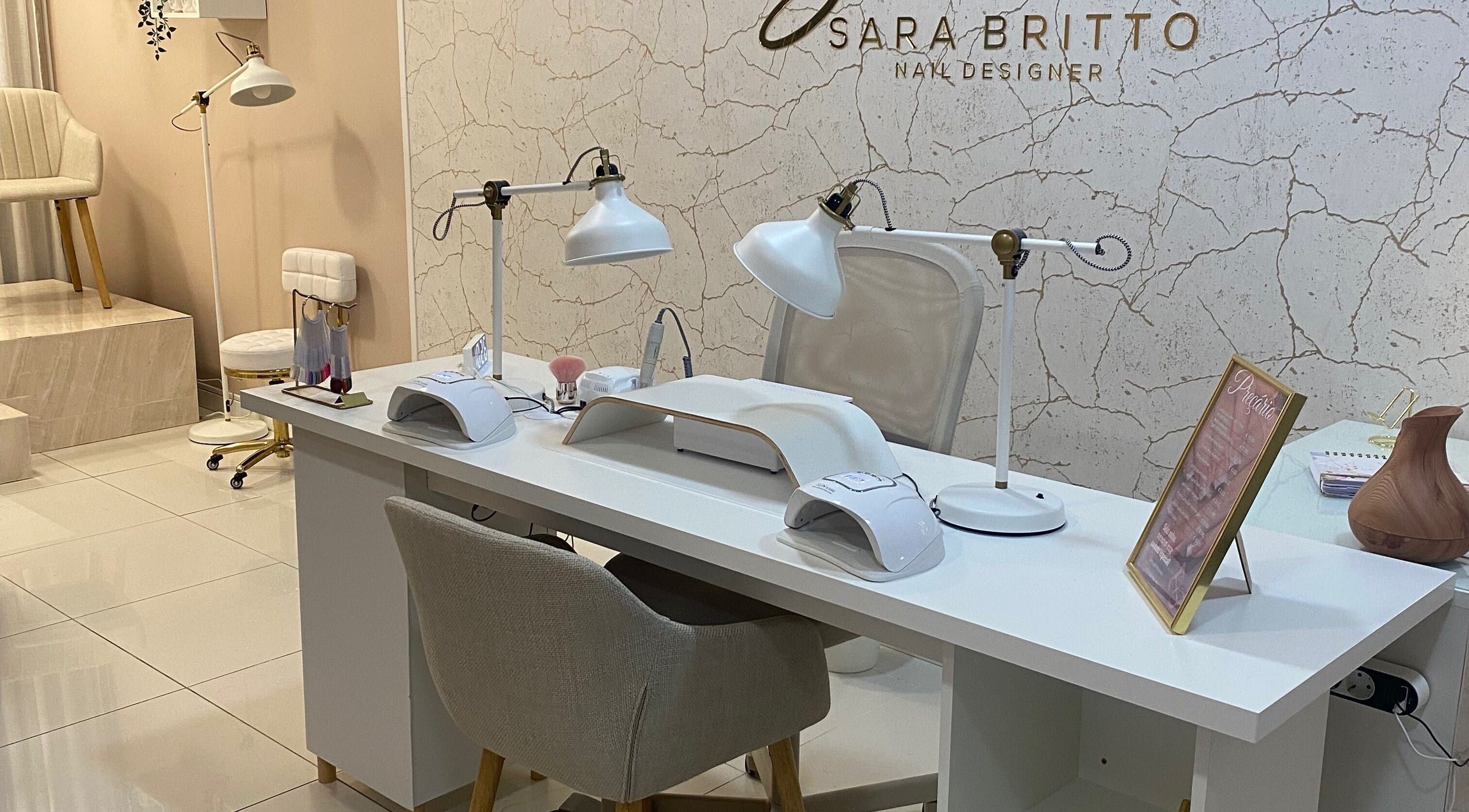 Mesa de manicure no Studio Sara Brito em Vila Nova De Famalicão, Braga, PT, com decoração sofisticada.
