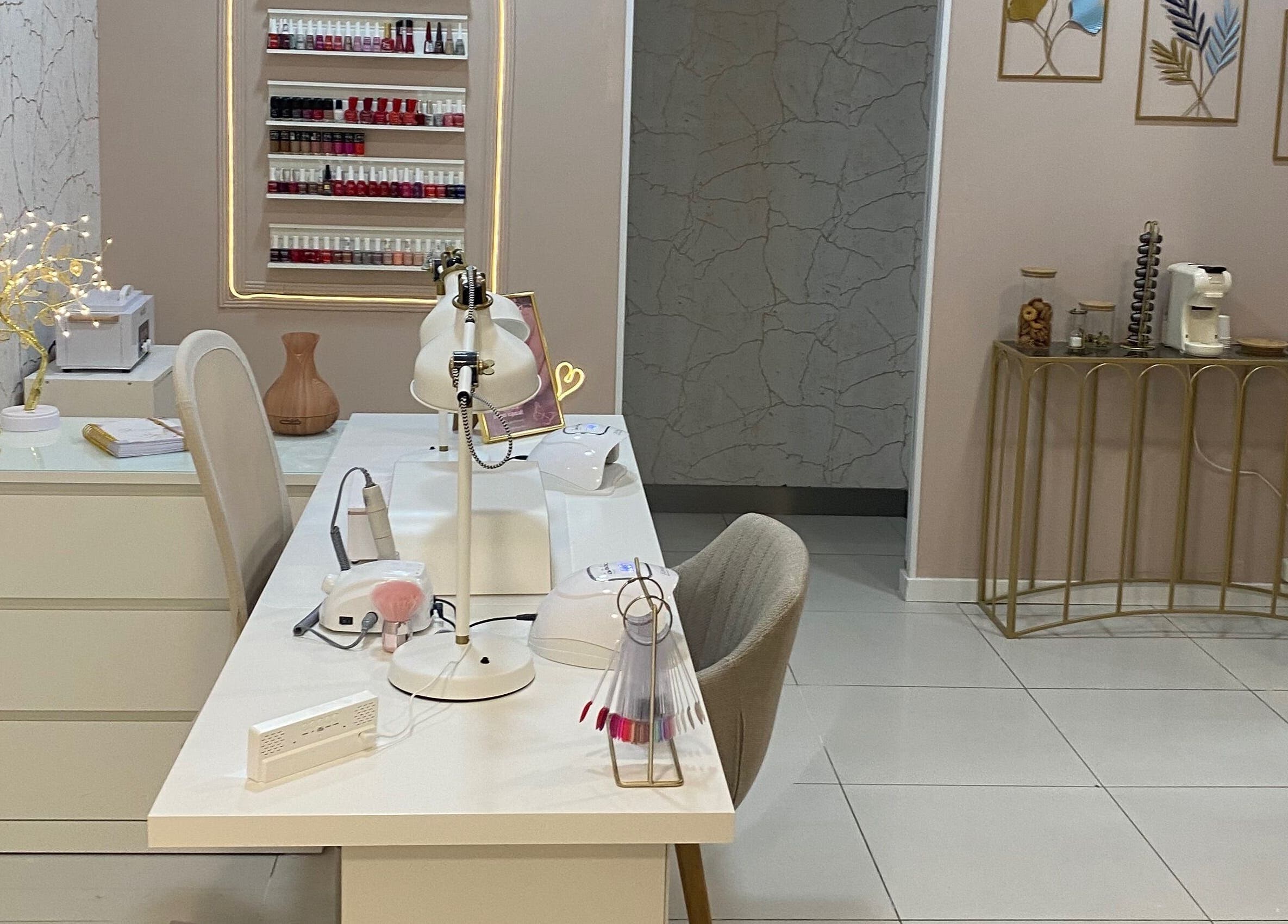 Mesa de manicure elegante no Studio Sara Brito, Vila Nova De Famalicão, Braga, PT, com decoração moderna.