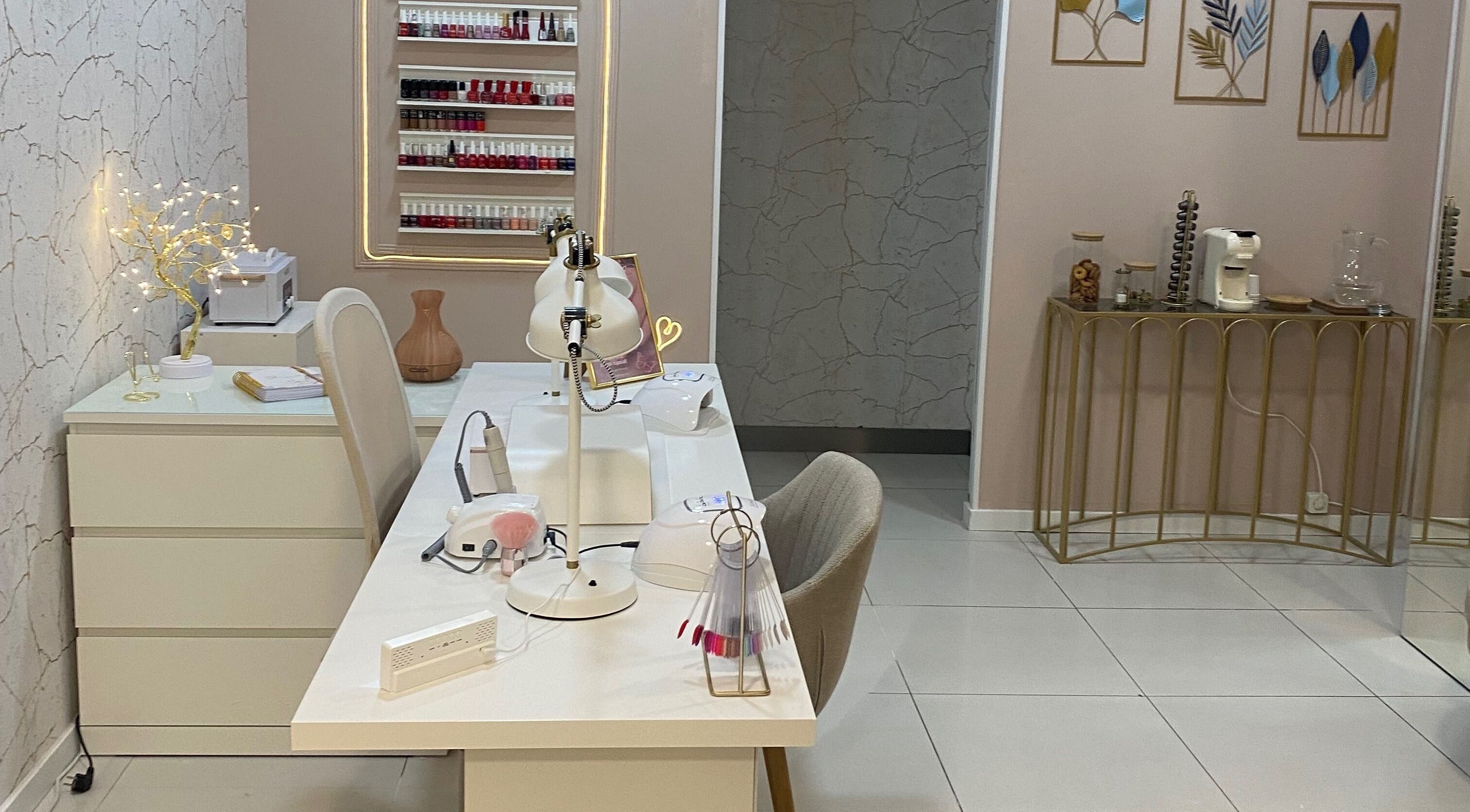 Mesa de manicure elegante no Studio Sara Brito, Vila Nova De Famalicão, Braga, PT, com decoração moderna.