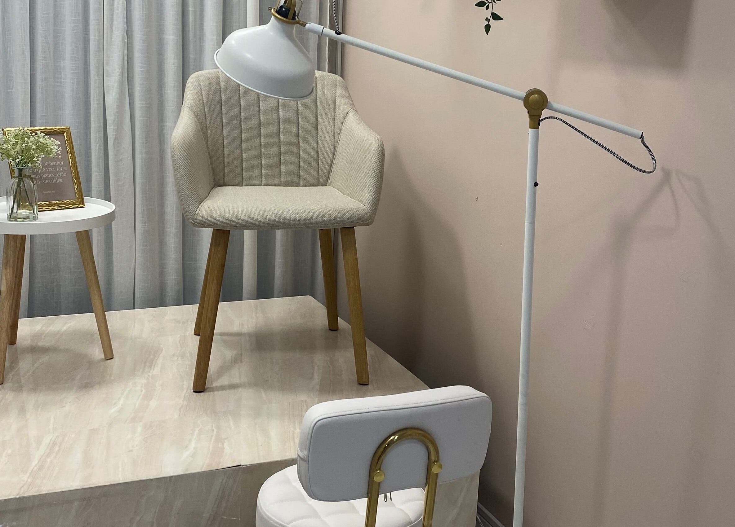 Canto elegante com cadeira e luminária no Studio Sara Brito, Vila Nova De Famalicão, Braga, PT.