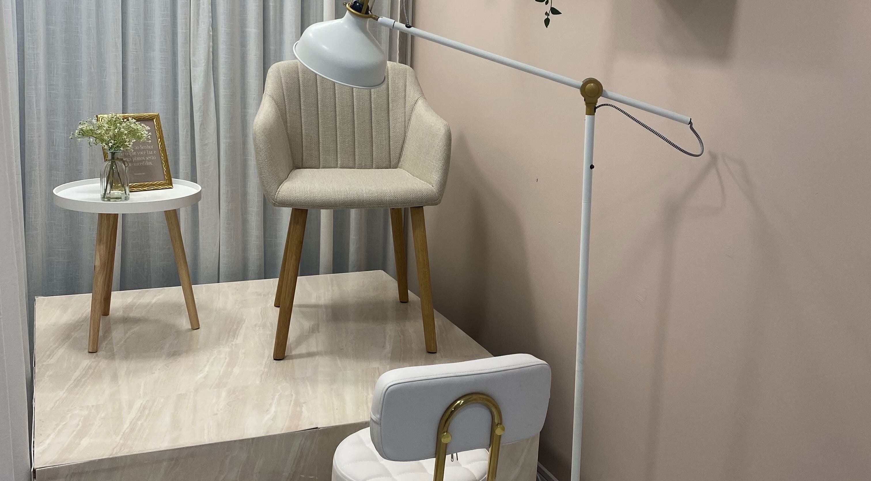 Canto elegante com cadeira e luminária no Studio Sara Brito, Vila Nova De Famalicão, Braga, PT.