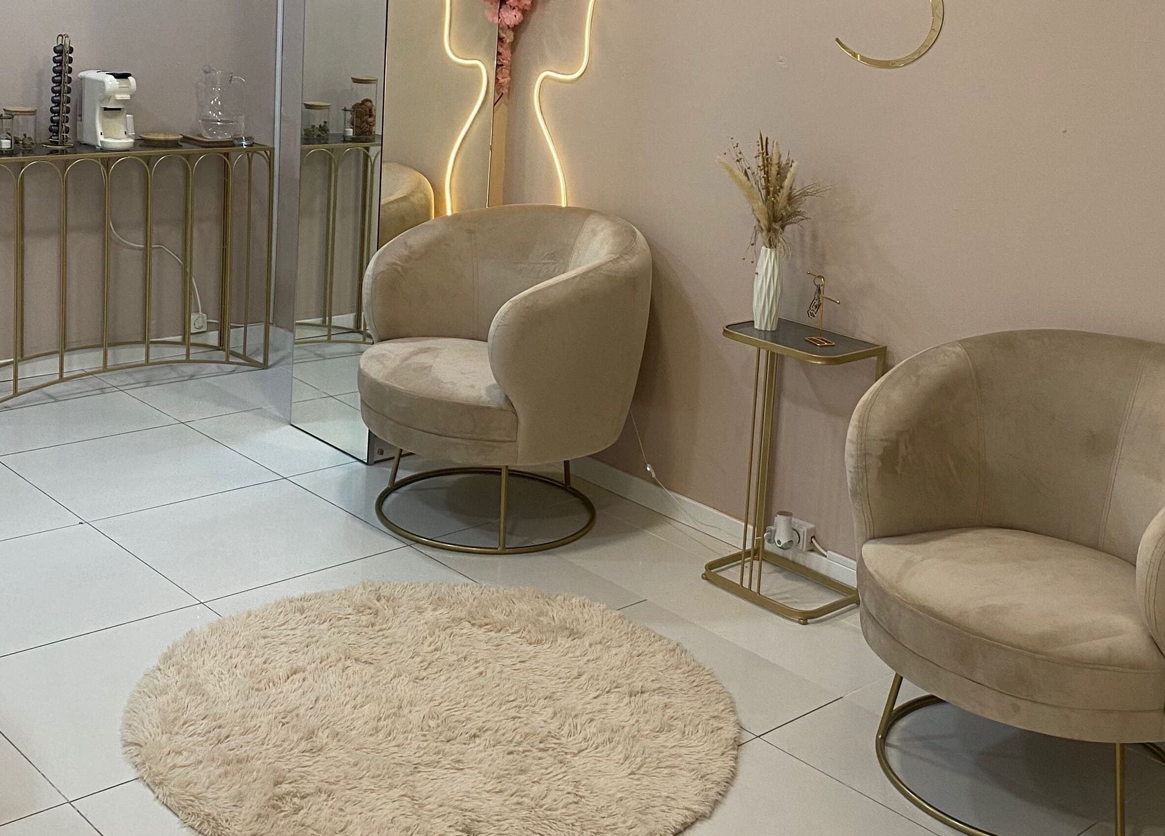 Sala elegante do Studio Sara Brito em Vila Nova De Famalicão, Braga, PT, com cadeiras aconchegantes.