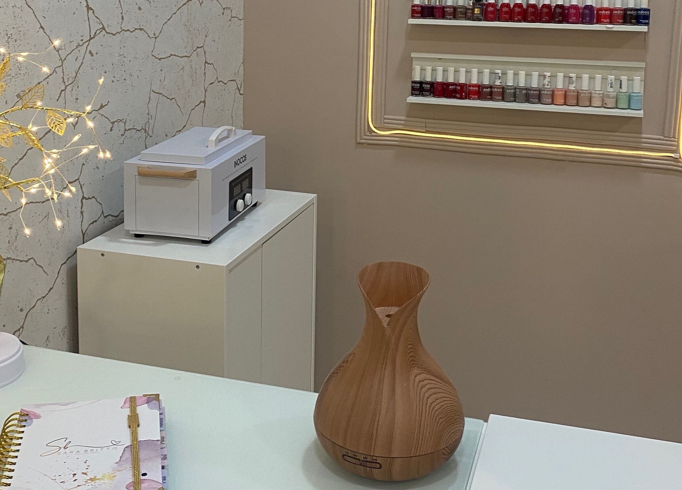 Espaço acolhedor no Studio Sara Brito, Vila Nova De Famalicão, Braga, PT, com decoração delicada e esmaltes coloridos.