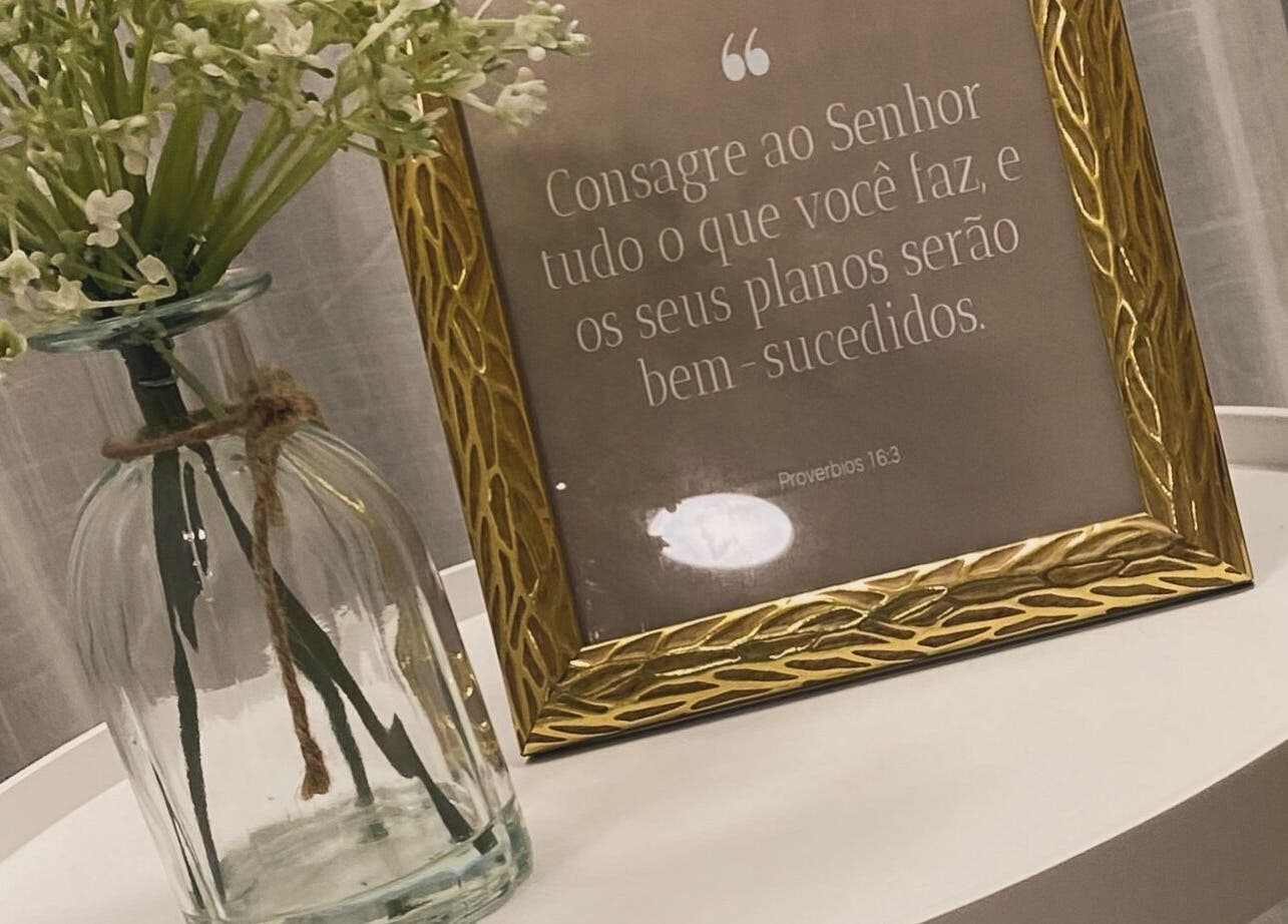 Decoração inspiradora no Studio Sara Brito, Vila Nova De Famalicão, Braga, PT com moldura dourada e flores.