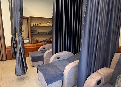 Khu vực thư giãn tại Senviet Spa Care, Hà Nội, Hà Nội, VN với ghế spa hiện đại và màn che yên tĩnh.