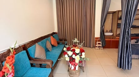 Phòng đợi ấm cúng tại Senviet Spa Care, Hà Nội, Hà Nội, VN, với ghế và hoa trang trí.