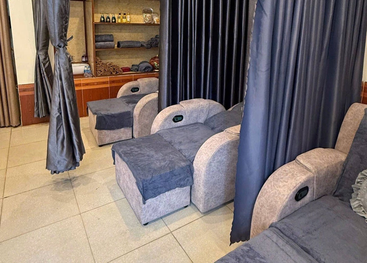 Senviet Spa Care tại Hà Nội, Hà Nội, VN, khu vực thư giãn sang trọng với ghế massage và rèm che.
