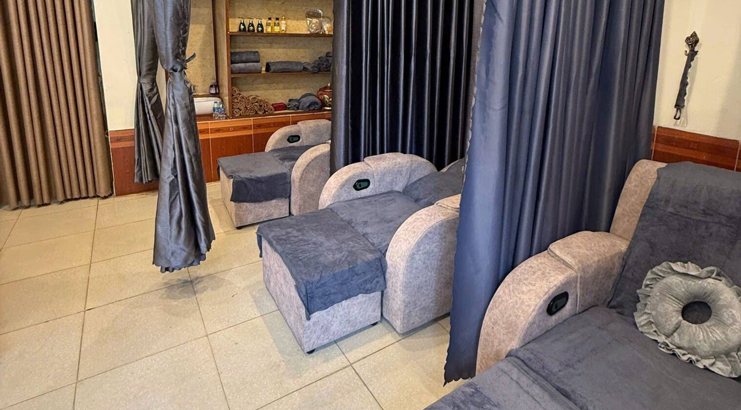 Senviet Spa Care tại Hà Nội, Hà Nội, VN, khu vực thư giãn sang trọng với ghế massage và rèm che.