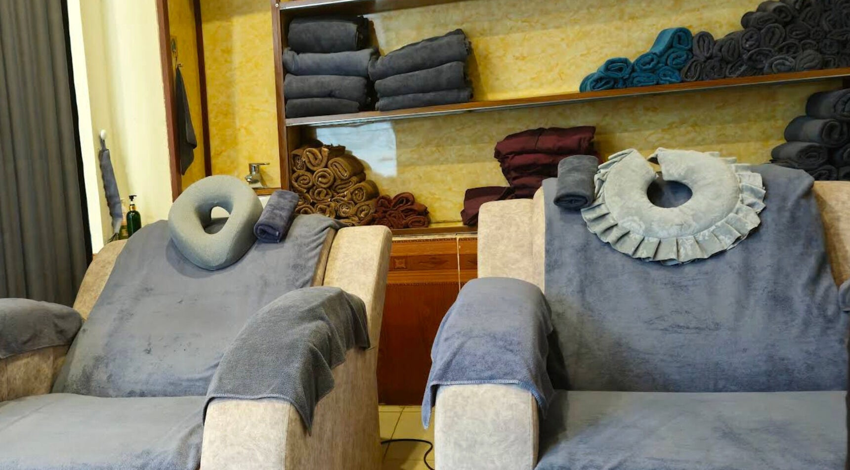 Ghế spa sang trọng tại Senviet Spa Care, Hà Nội, Hà Nội, VN, tạo cảm giác thư giãn và thoải mái.