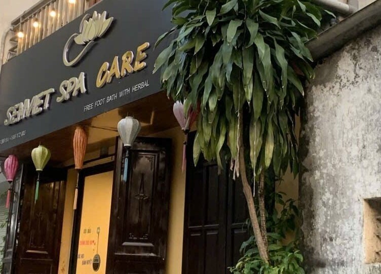 Mặt tiền Senviet Spa Care Hà Nội, VN với cây xanh và đèn lồng trang trí.
