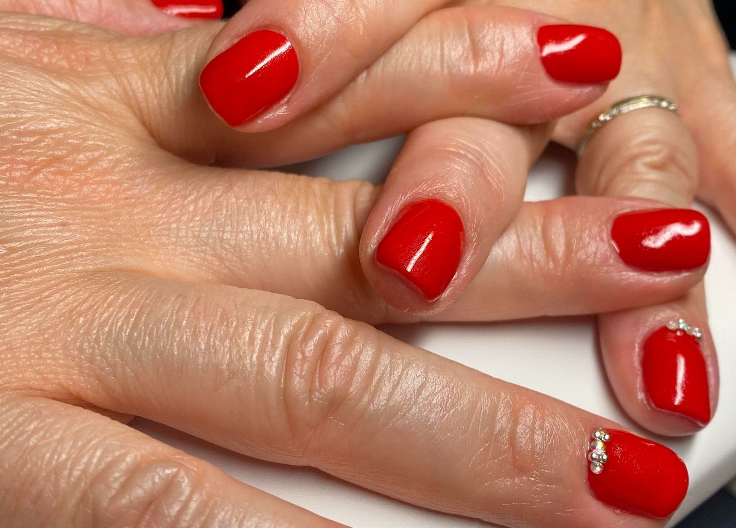 Manucure rouge avec strass à Art et coiffure, Dieulefit, Auvergne-rhône-alpes, FR.