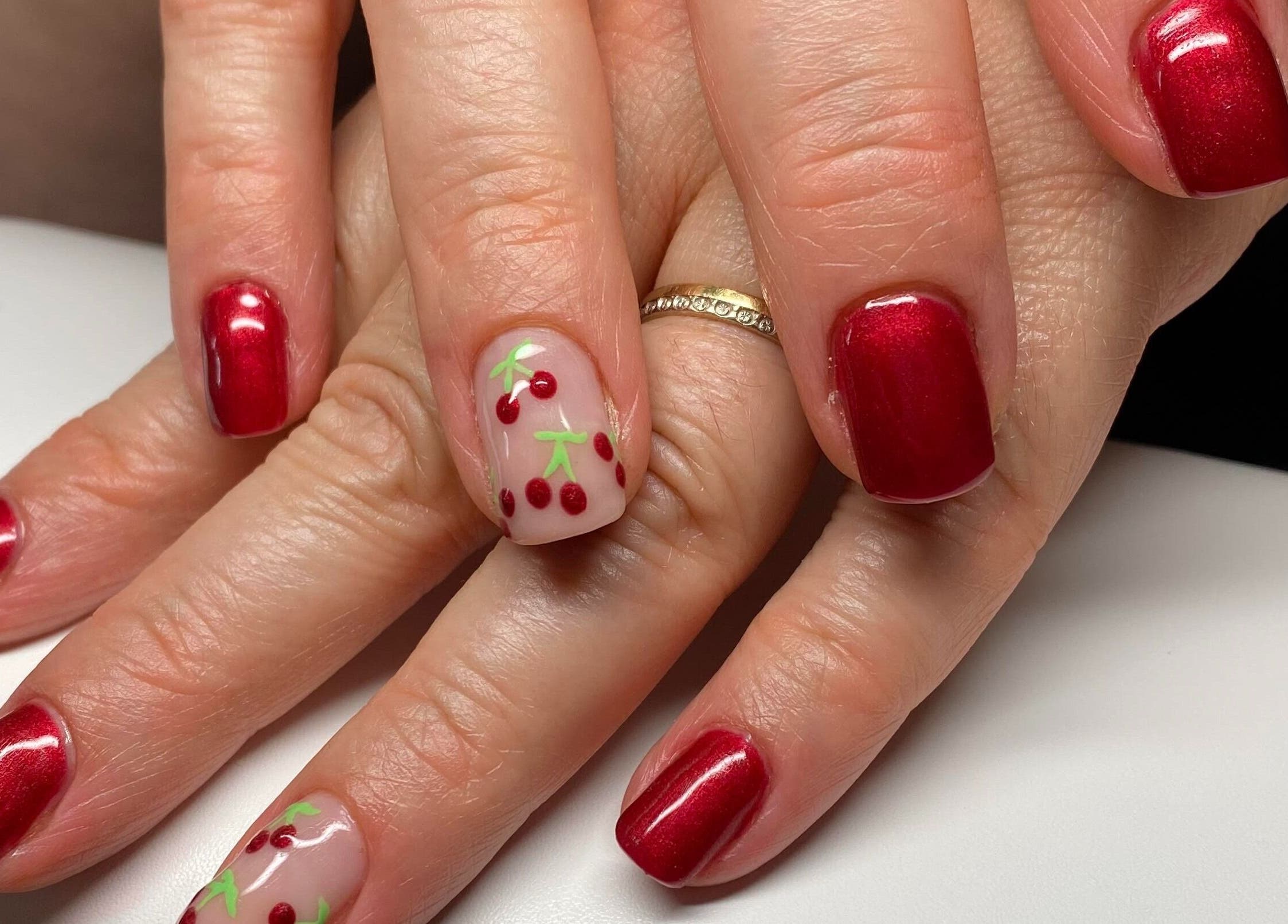 Nail art cerise à Art et coiffure, Dieulefit, Auvergne-rhône-alpes, FR. Ongles rouges brillants et designs cerise.