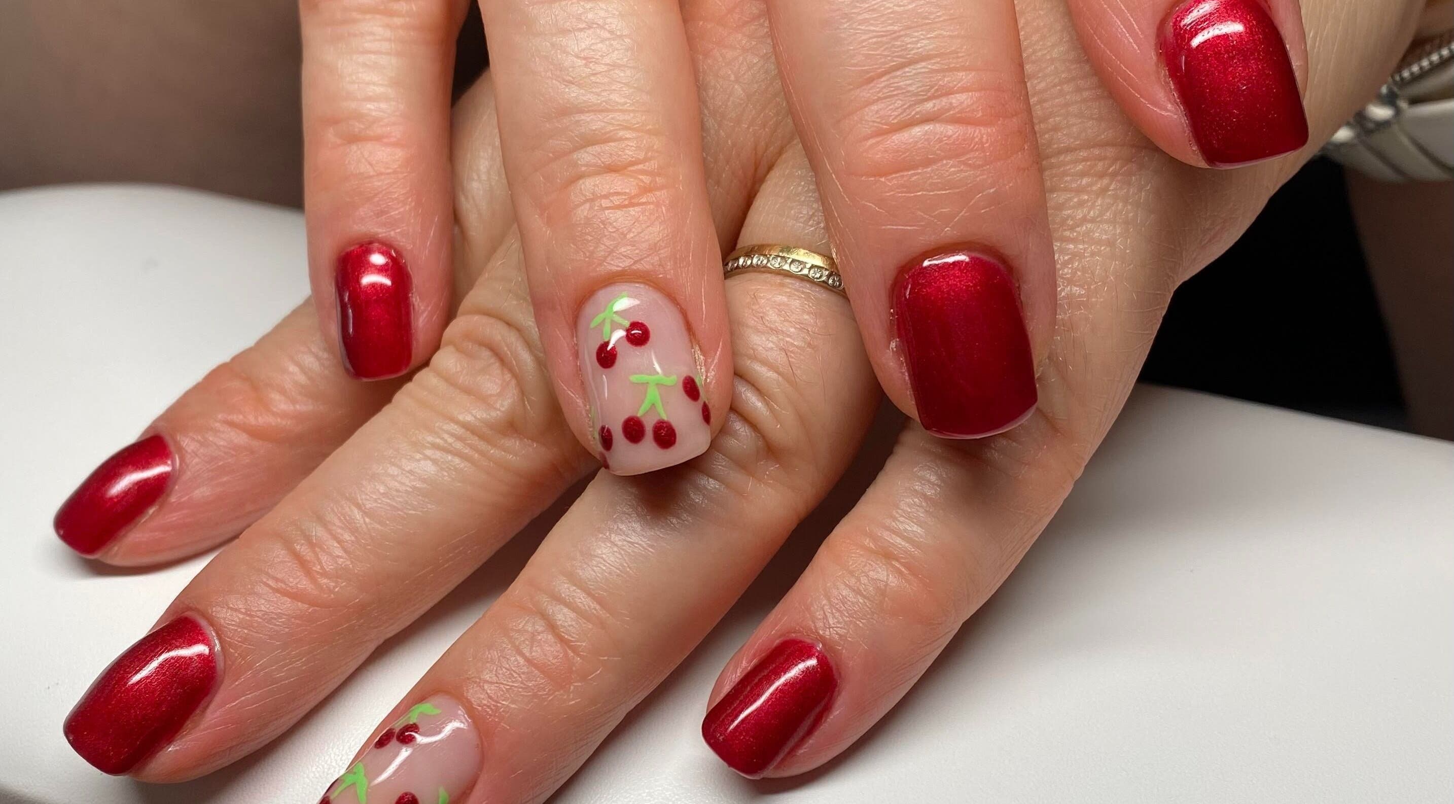 Nail art cerise à Art et coiffure, Dieulefit, Auvergne-rhône-alpes, FR. Ongles rouges brillants et designs cerise.