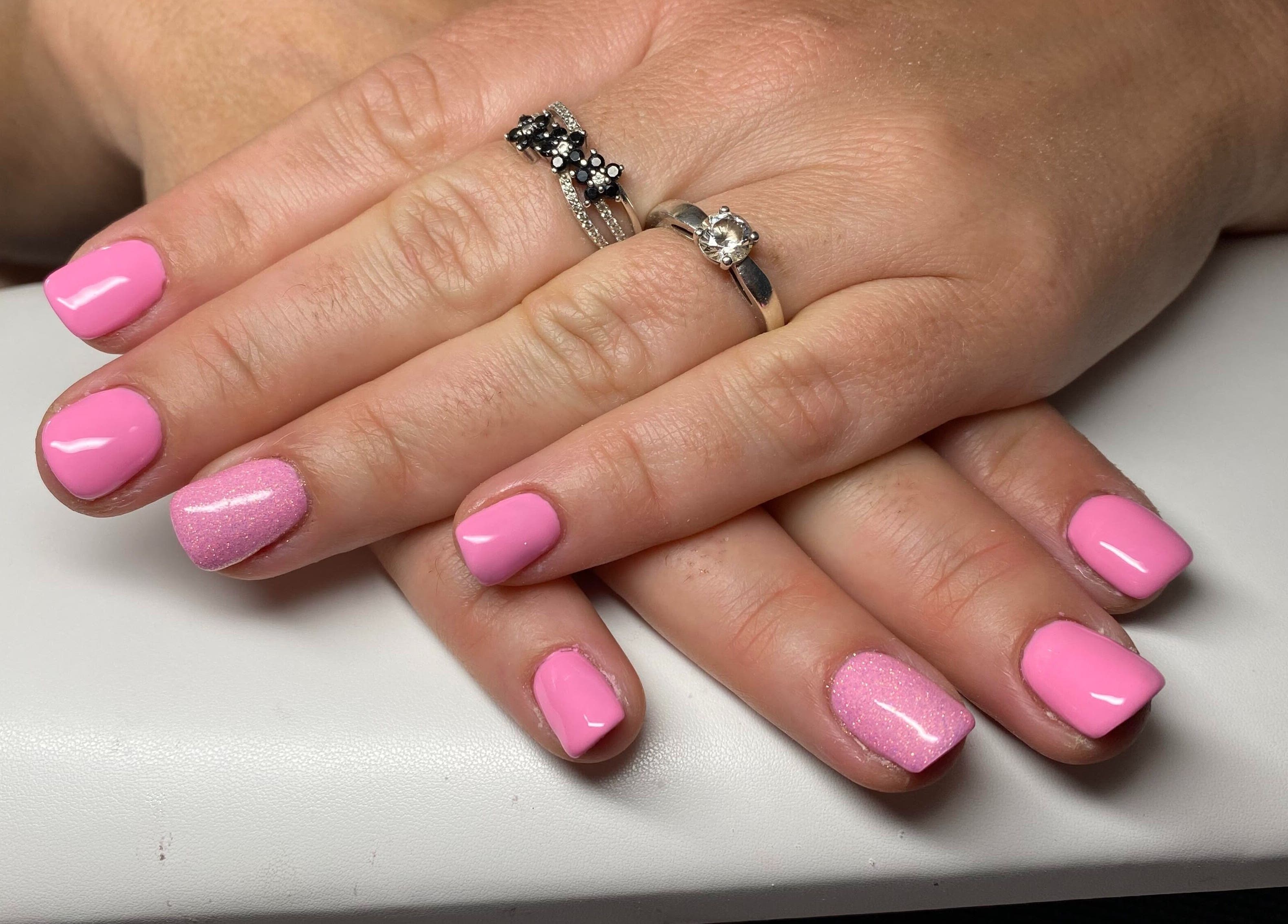 Manucure rose élégante chez Art et coiffure à Dieulefit, Auvergne-rhône-alpes, FR.