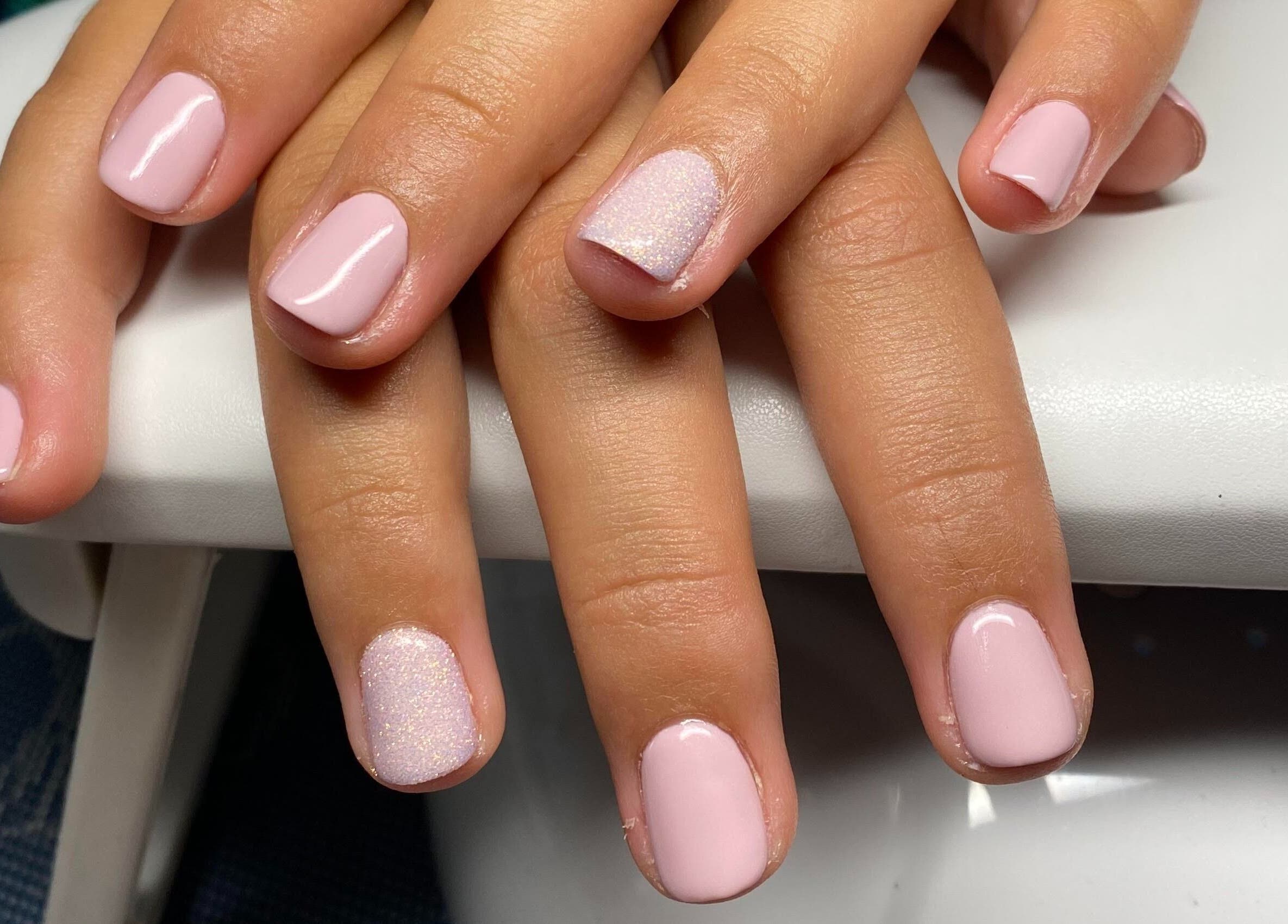 Manucure élégante rose à Art et coiffure, Dieulefit, Auvergne-rhône-alpes, FR.