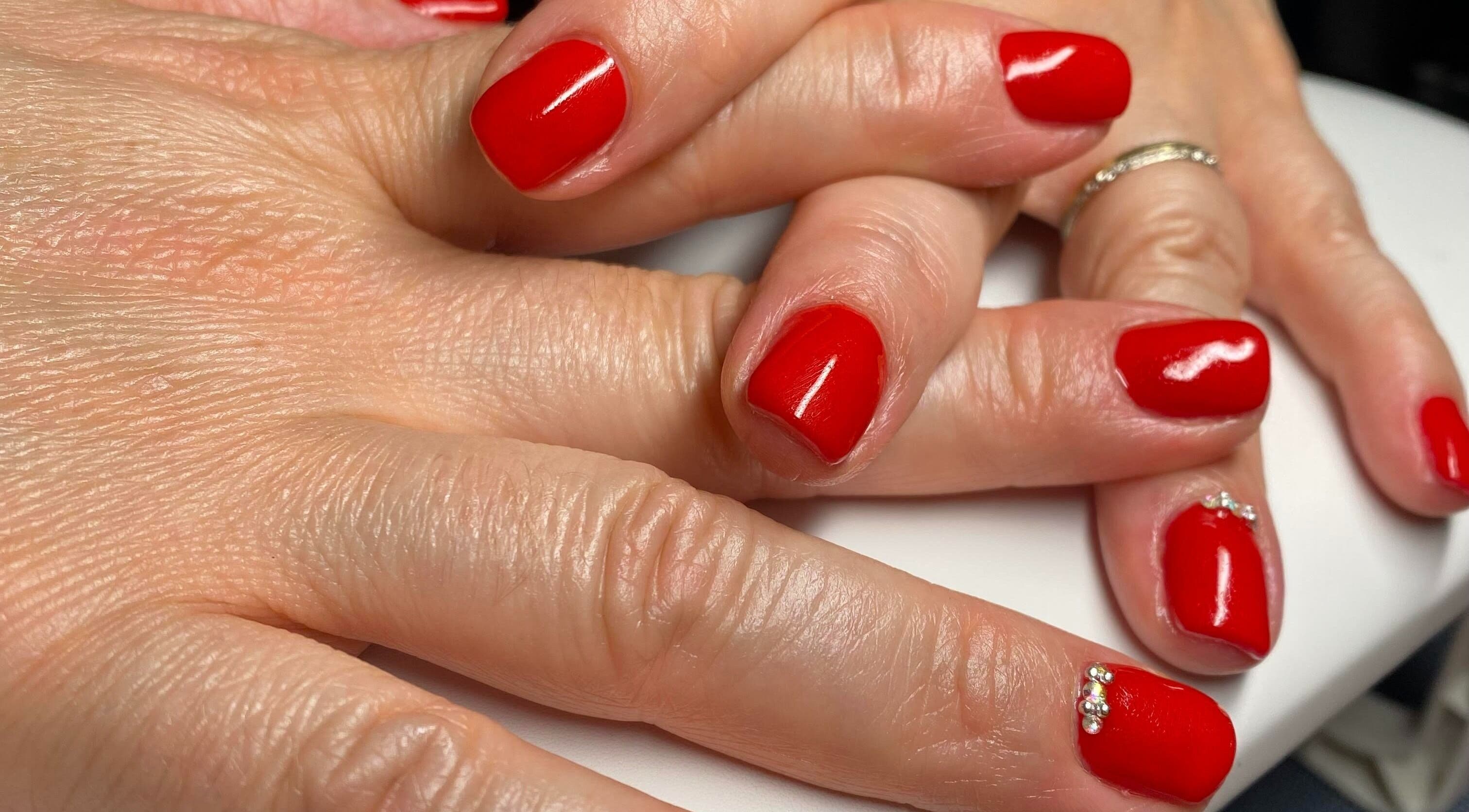 Manucure rouge brillante à Les Ongles d'Emilie Chez Art Et Coiffure, Dieulefit, Auvergne-rhône-alpes, FR.