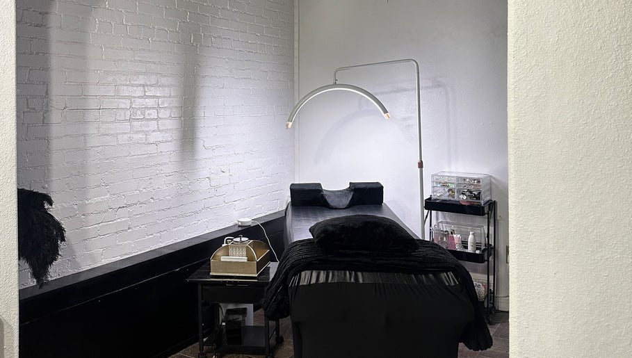 Cozy spa treatment room at Mariah Savis Artistry, Mabank, Texas, US, featuring a comfortable table and ambient lighting.