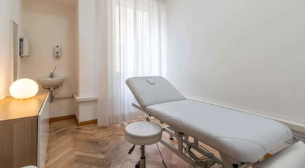 Studio luminoso di Sofia Lymphatic Therapist a Milano, Lombardia, IT con lettino per massaggi.
